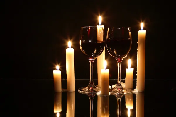 Вино и свечи — стоковое фото