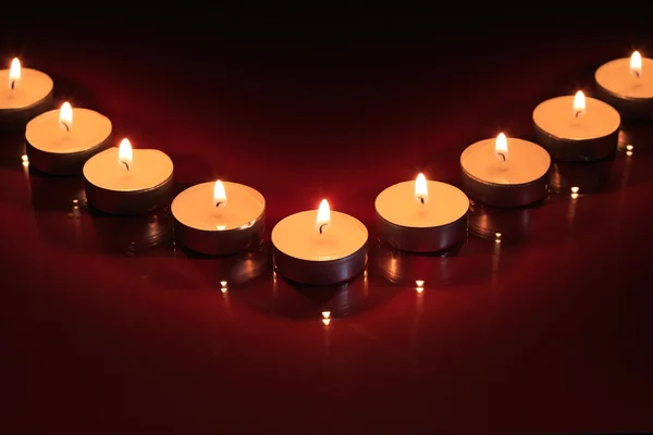Kaarsen op donker — Stockfoto