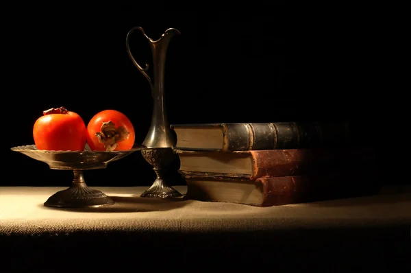 Meyve ve kitaplar — Stok fotoğraf