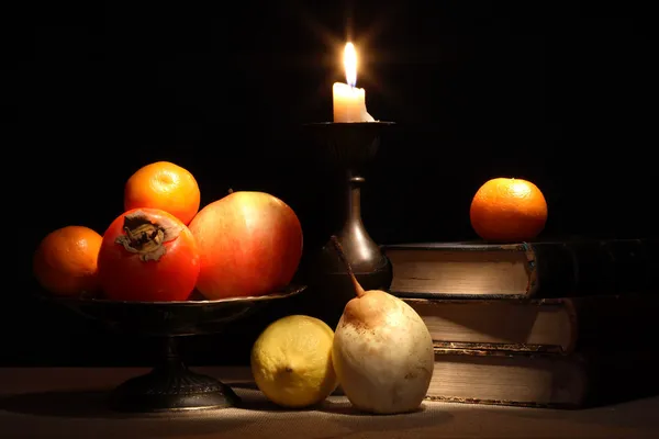 Frukt och böcker — Stockfoto