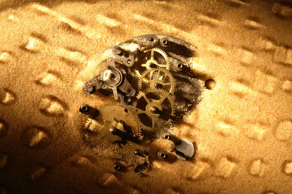 在沙子中的齿轮 — 图库照片