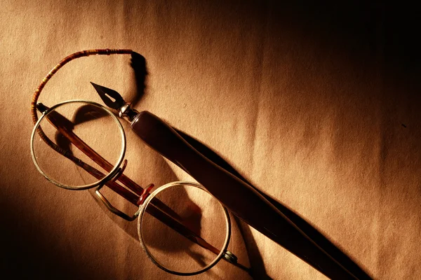 Caneta e óculos — Fotografia de Stock