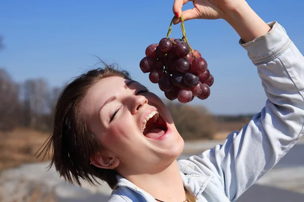 Girl Eating Grapes — Stock Photo, Image