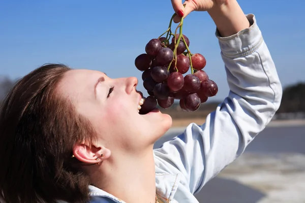 Fille manger des raisins — Photo