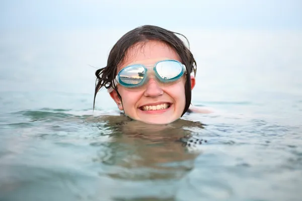 Menina nadando — Fotografia de Stock