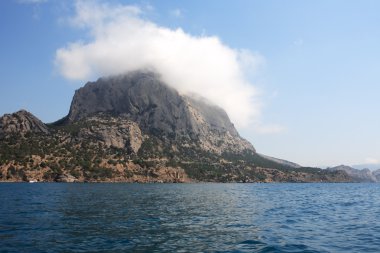 tepe üzerinde bulut