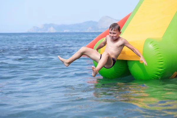 Garçon sur toboggan aquatique — Photo