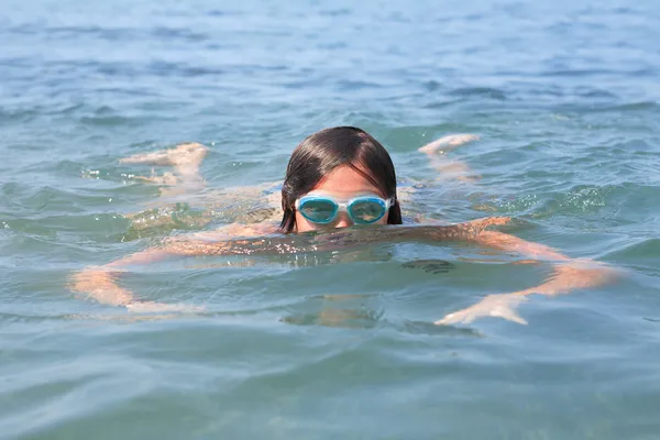 Meisje zwemmen — Stockfoto