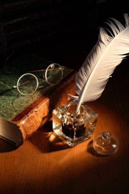 mürekkep pot ve kitap