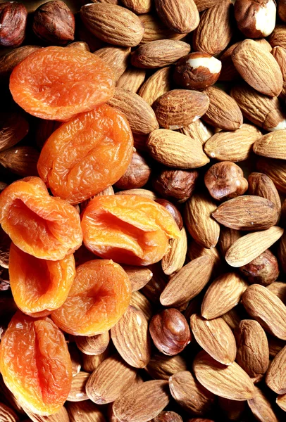 Ořechy a sušené meruňky — Stock fotografie
