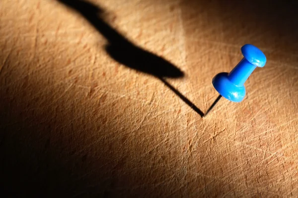 Pushpin azul na madeira — Fotografia de Stock