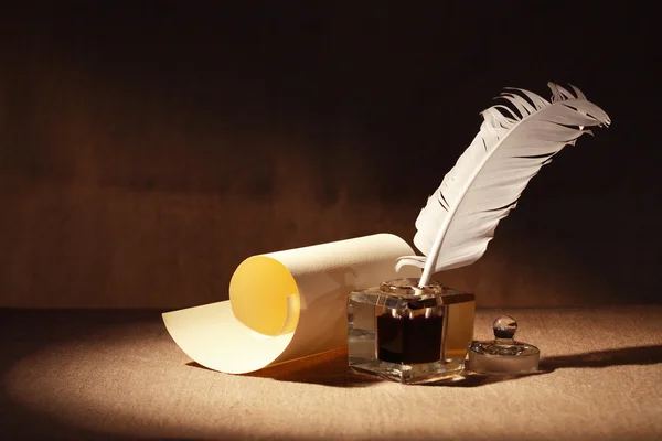 Quill en blader — Stockfoto