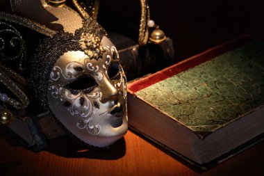 maske ve kitap