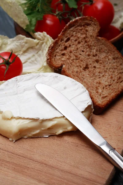 Camembert y verduras — Foto de Stock