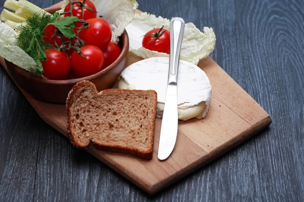 Camembert And Vegetables — Stock Photo, Image