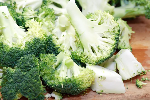 Snijden broccoli — Stockfoto