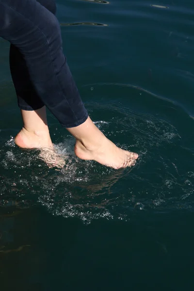 Ayakları suda — Stok fotoğraf