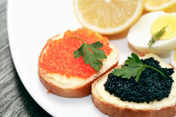 Sandwiches con caviar — Foto de Stock