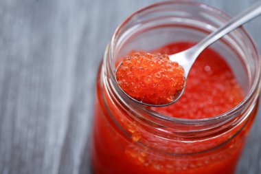 Kırmızı havyar kavanozu