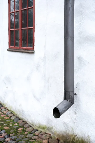 壁の上の排水管 — ストック写真