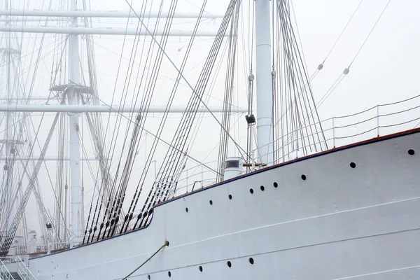 Het schip in de mist — Stockfoto