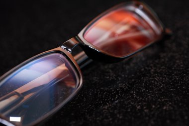 üzerine siyah gözlük