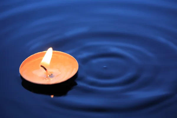 Candela sull'acqua — Foto Stock