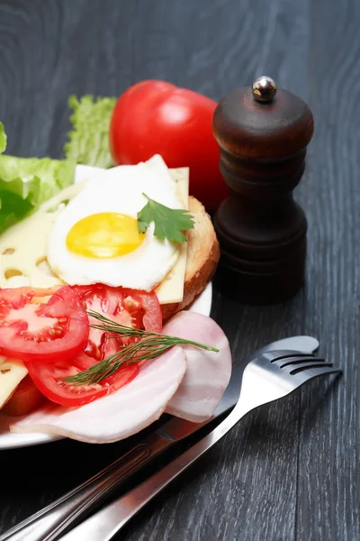 Huevos fritos con tomates —  Fotos de Stock
