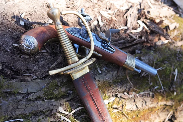 Waffe auf Holz — Stockfoto