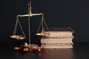 ağırlık ölçek ve kitaplar