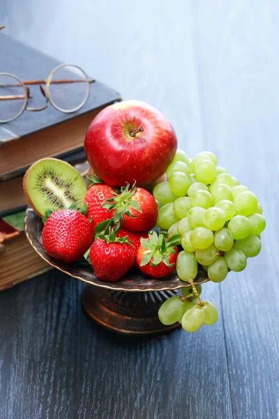 Frutas e livros — Fotografia de Stock