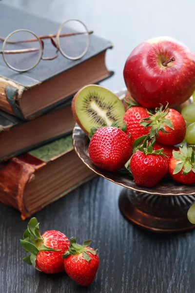 Frutas y libros — Foto de Stock