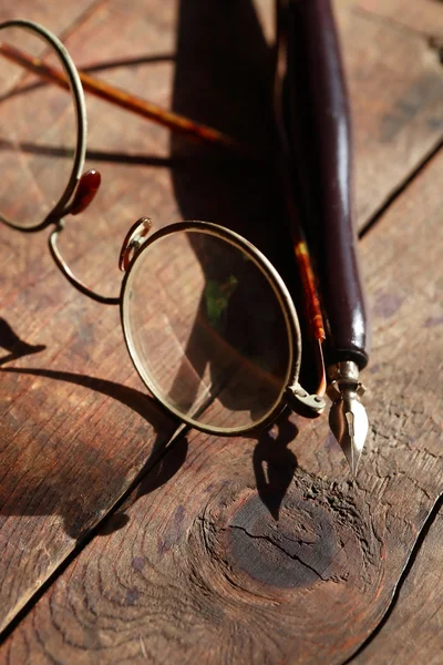 Régi szemüveg és toll — Stock Fotó