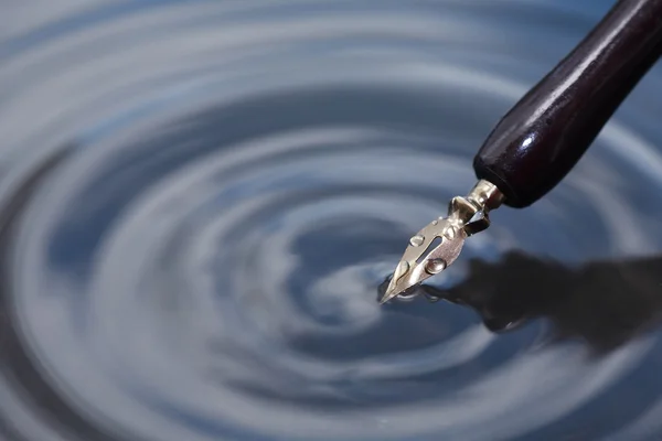 Pen op water — Stockfoto