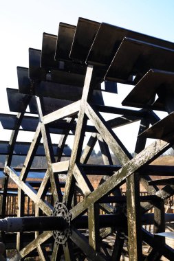 Eski ahşap su değirmeni çarkının doğa arka planına yakın çekimi