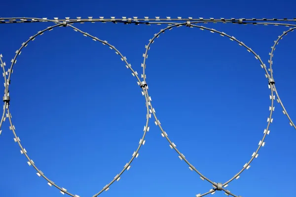 Gevangenissymbool Close Van Prikkeldraad Tegen Blauwe Lucht — Stockfoto