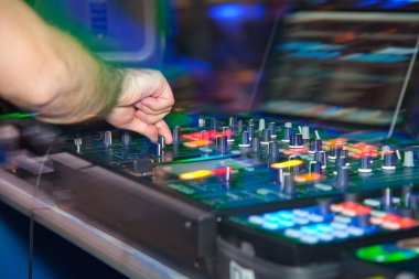 dj performans gösterisi sırasında