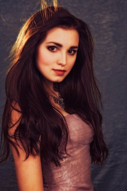 uzun saçlı esmer