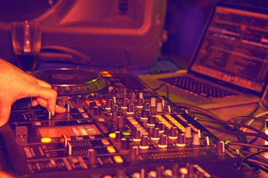 gece kulübü partiler. DJ