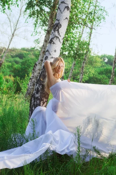 Portret van jonge vrouw outdoor — Stockfoto