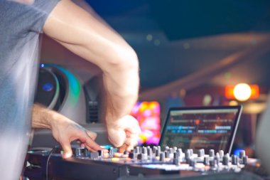 gece kulübü partiler dj