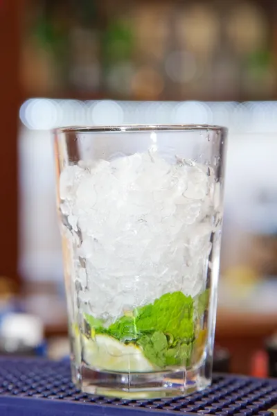 Ingredienser för en mojito i ett glas — Stockfoto