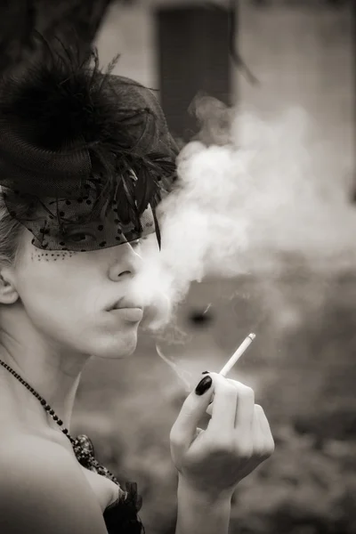 Nő egy cigarettával — Stock Fotó