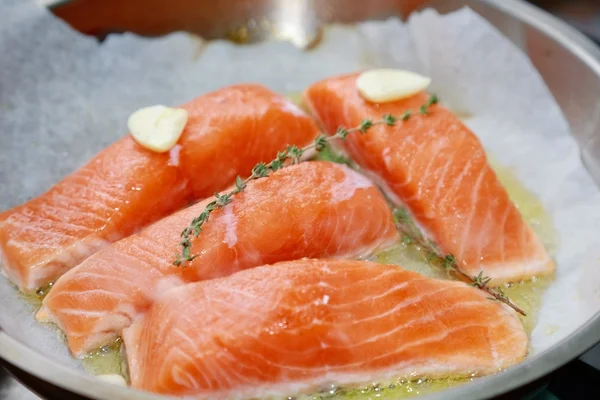 Lachs auf Pfanne — Stockfoto