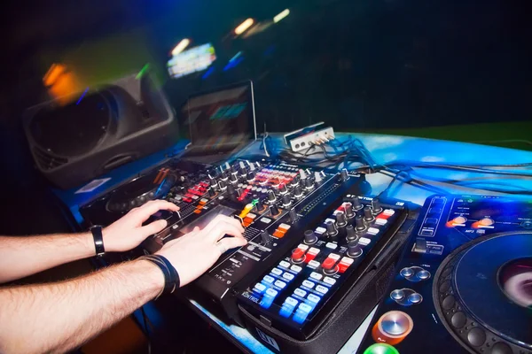 DJ på fest – stockfoto