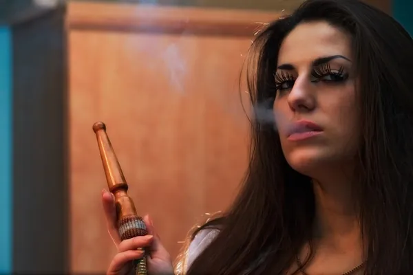 Mädchen raucht — Stockfoto
