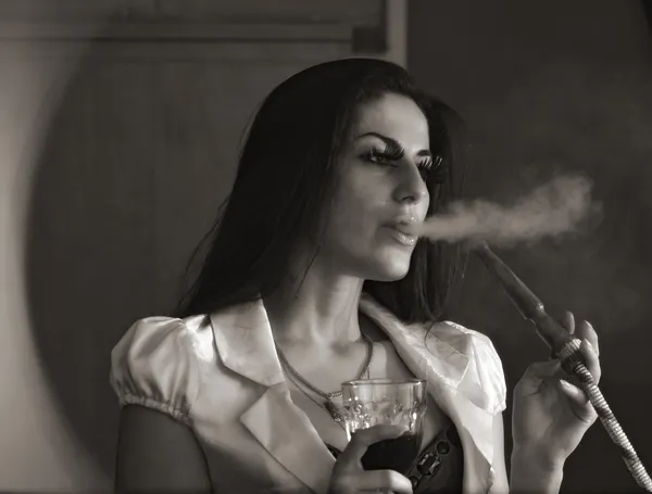 Girl smokes — Stock Photo, Image