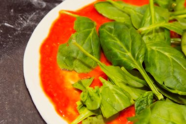 ham pizza ıspanak ve domates sos ile