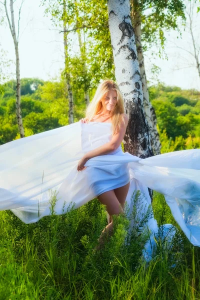 Mädchen in weißen Stoff gehüllt — Stockfoto