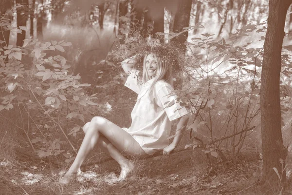 Menina com coroa de flores — Fotografia de Stock